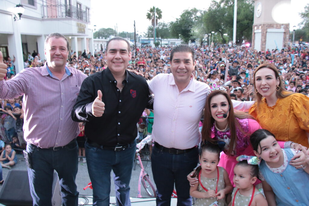 Festejan con festival familiar a niños y madres en su día