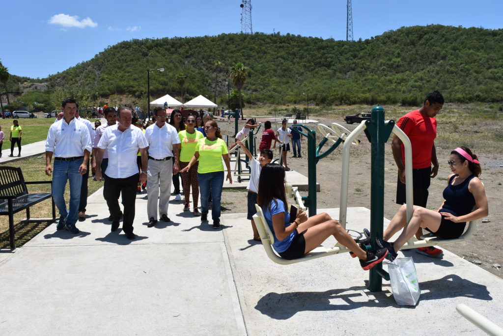 Inaugura alcalde plaza en la Colonia Bugambilia de Montemorelos |  