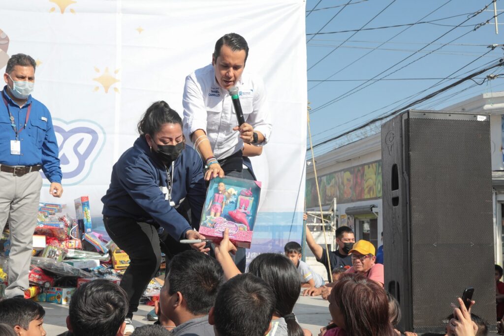 Reparte gobierno de San Nicolás juguetes y megarosca de reyes